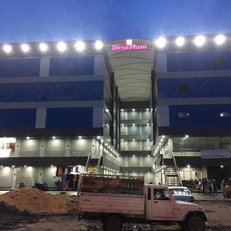 Hotel Dreamland Vadodara Esterno foto