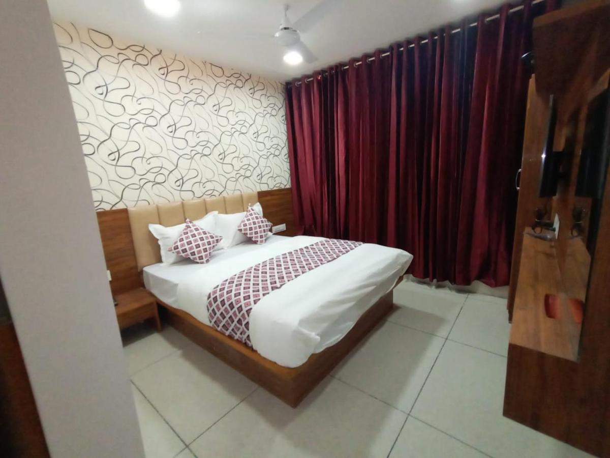 Hotel Dreamland Vadodara Esterno foto