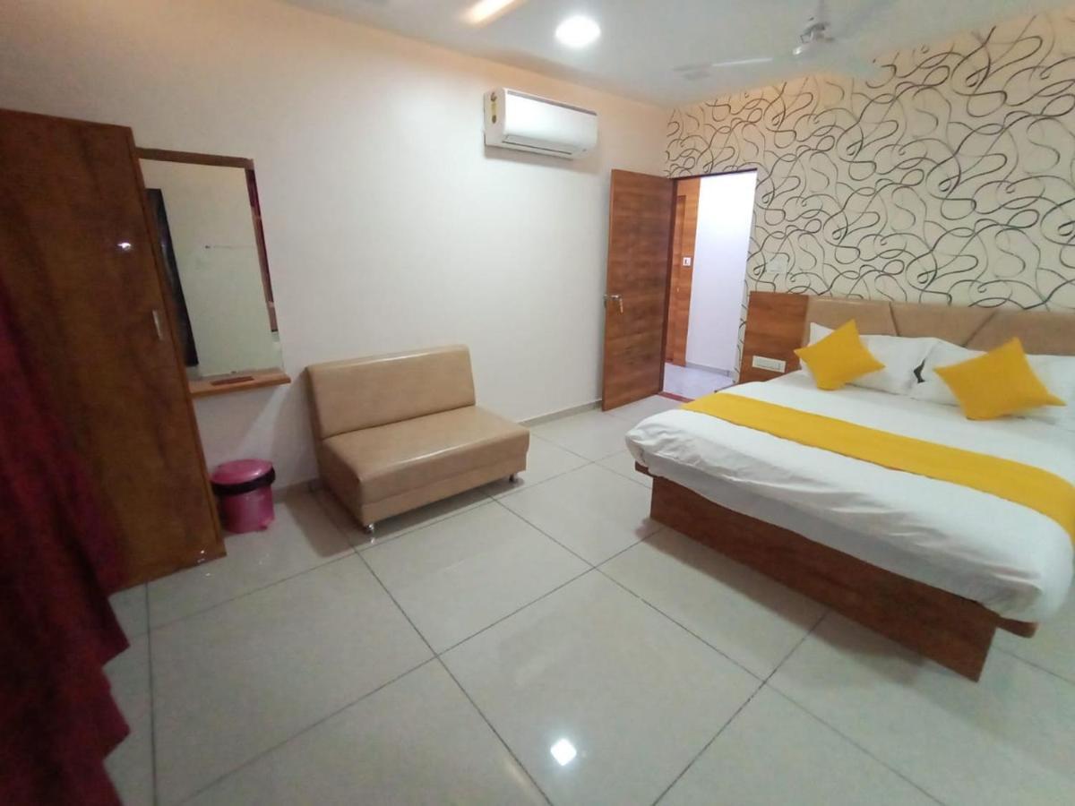 Hotel Dreamland Vadodara Esterno foto