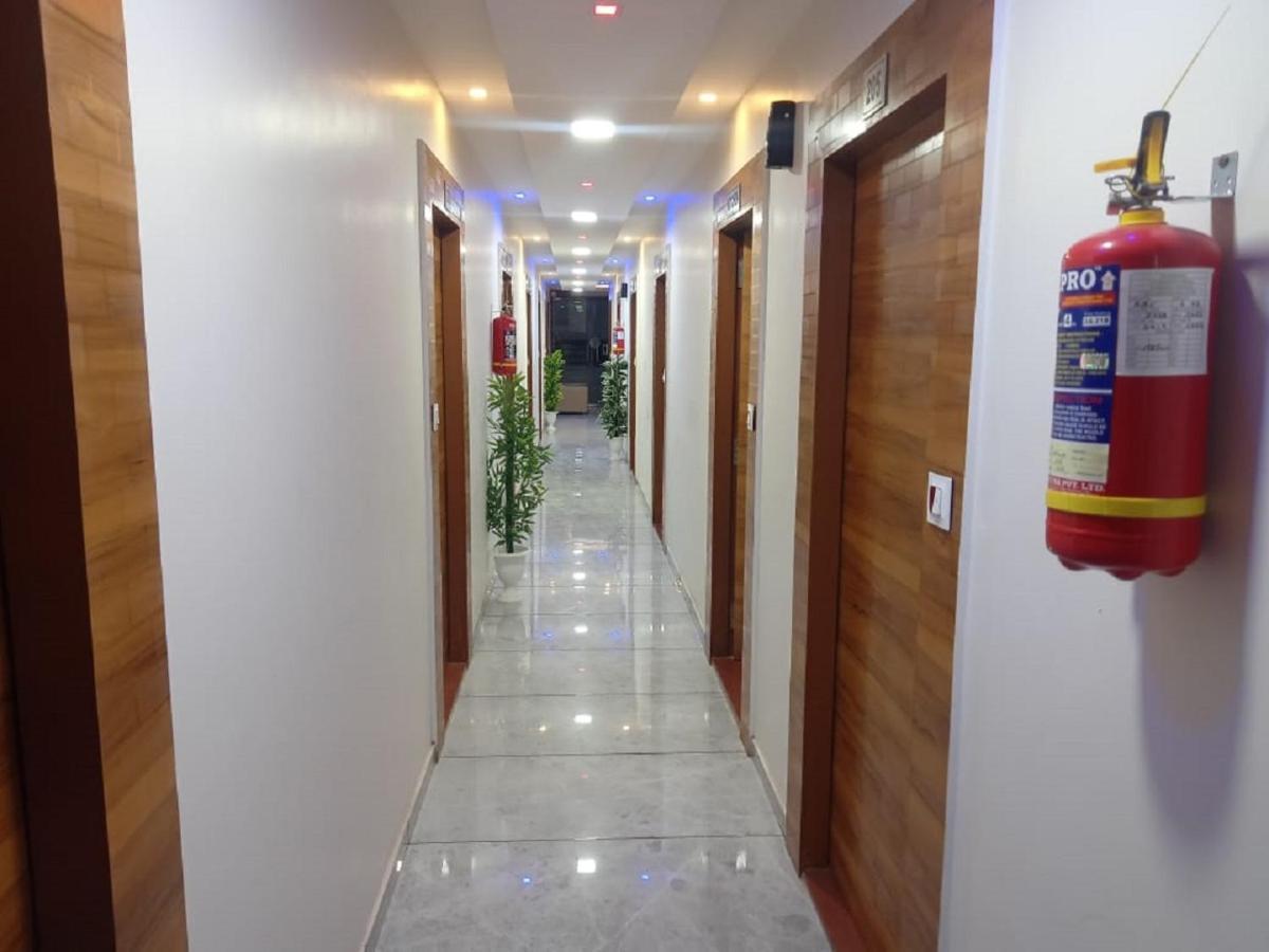 Hotel Dreamland Vadodara Esterno foto