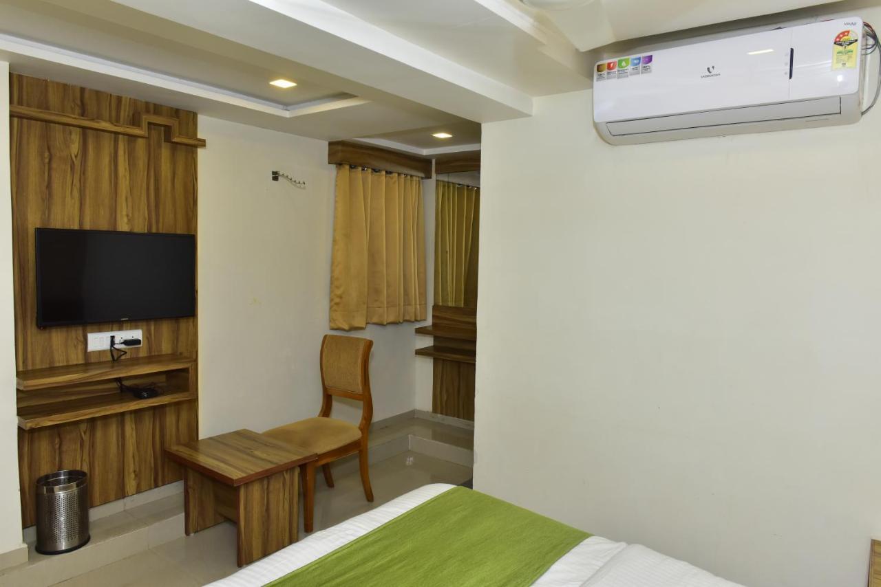Hotel Dreamland Vadodara Esterno foto