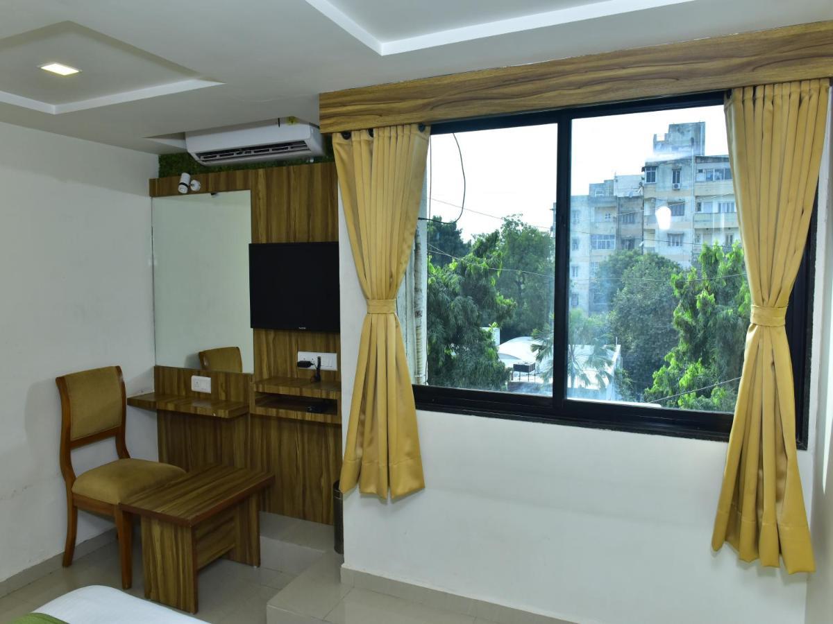 Hotel Dreamland Vadodara Esterno foto